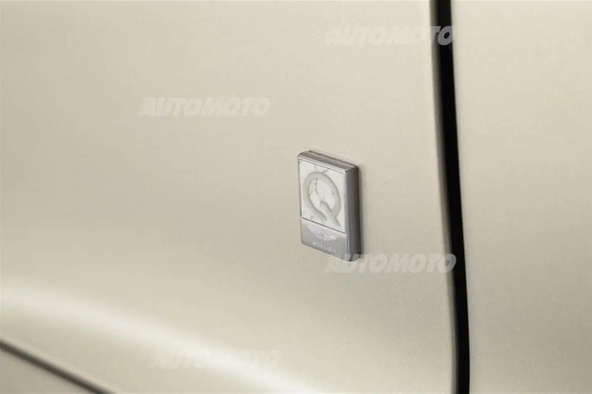 Aston Martin DB9 Volante by Q. Una one-off all'asta per beneficenza (4)