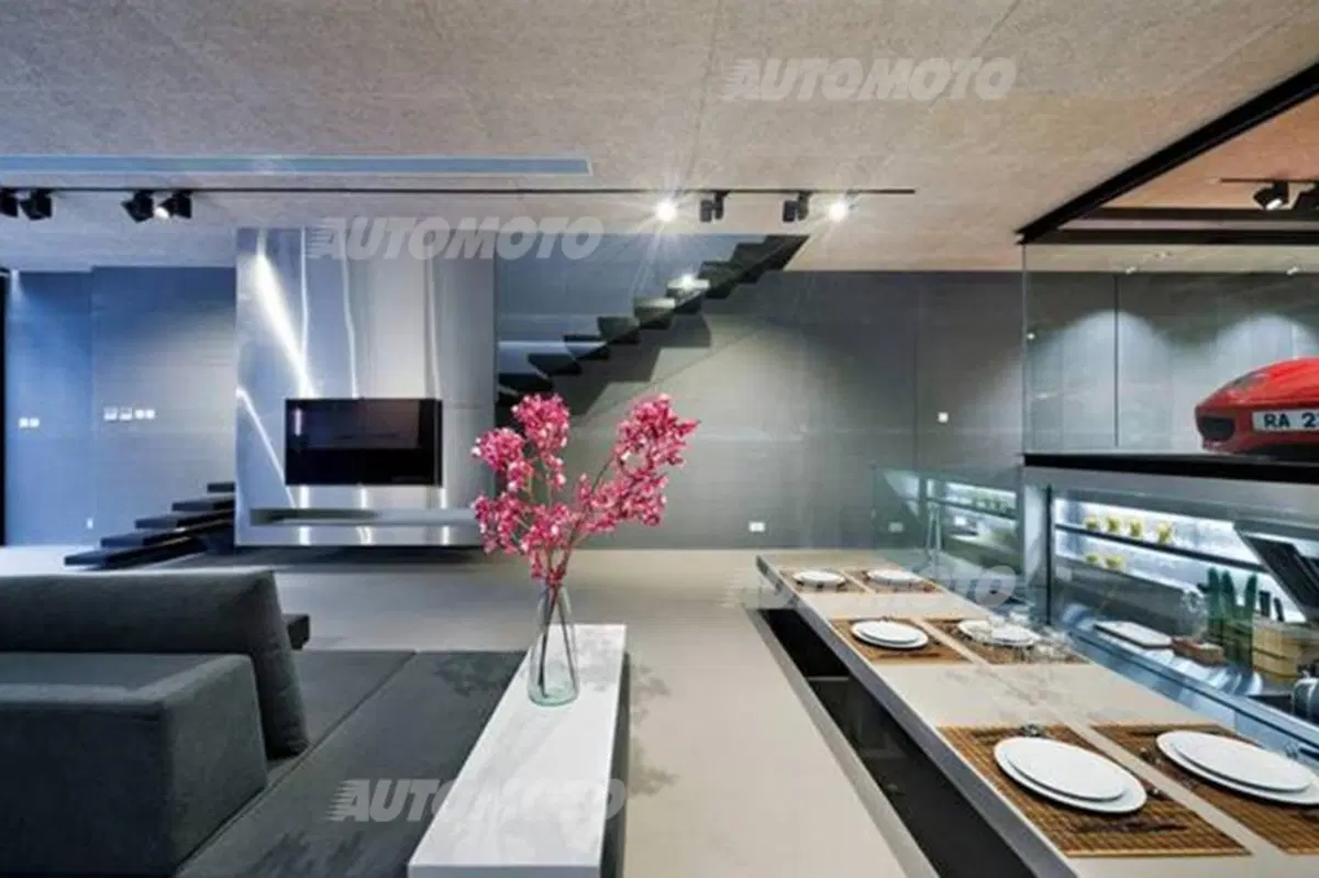 Ferrari: un box trasparente in una casa di Hong Kong per la Rossa di Maranello (2)