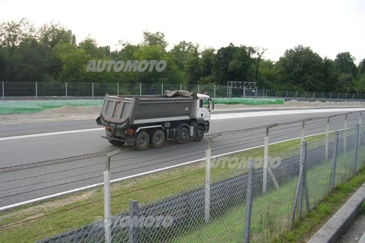 Monza: avviati i lavori di asfaltatura della via di fuga della curva Parabolica (3)