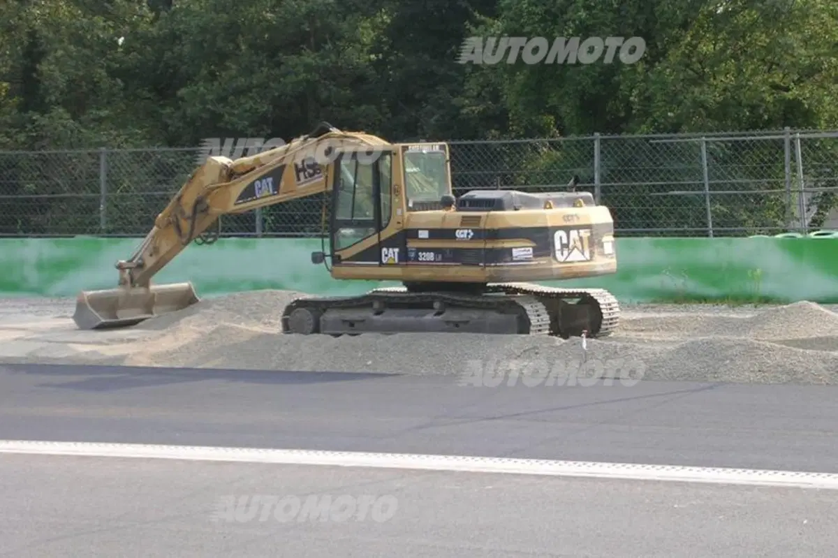 Monza: avviati i lavori di asfaltatura della via di fuga della curva Parabolica (6)