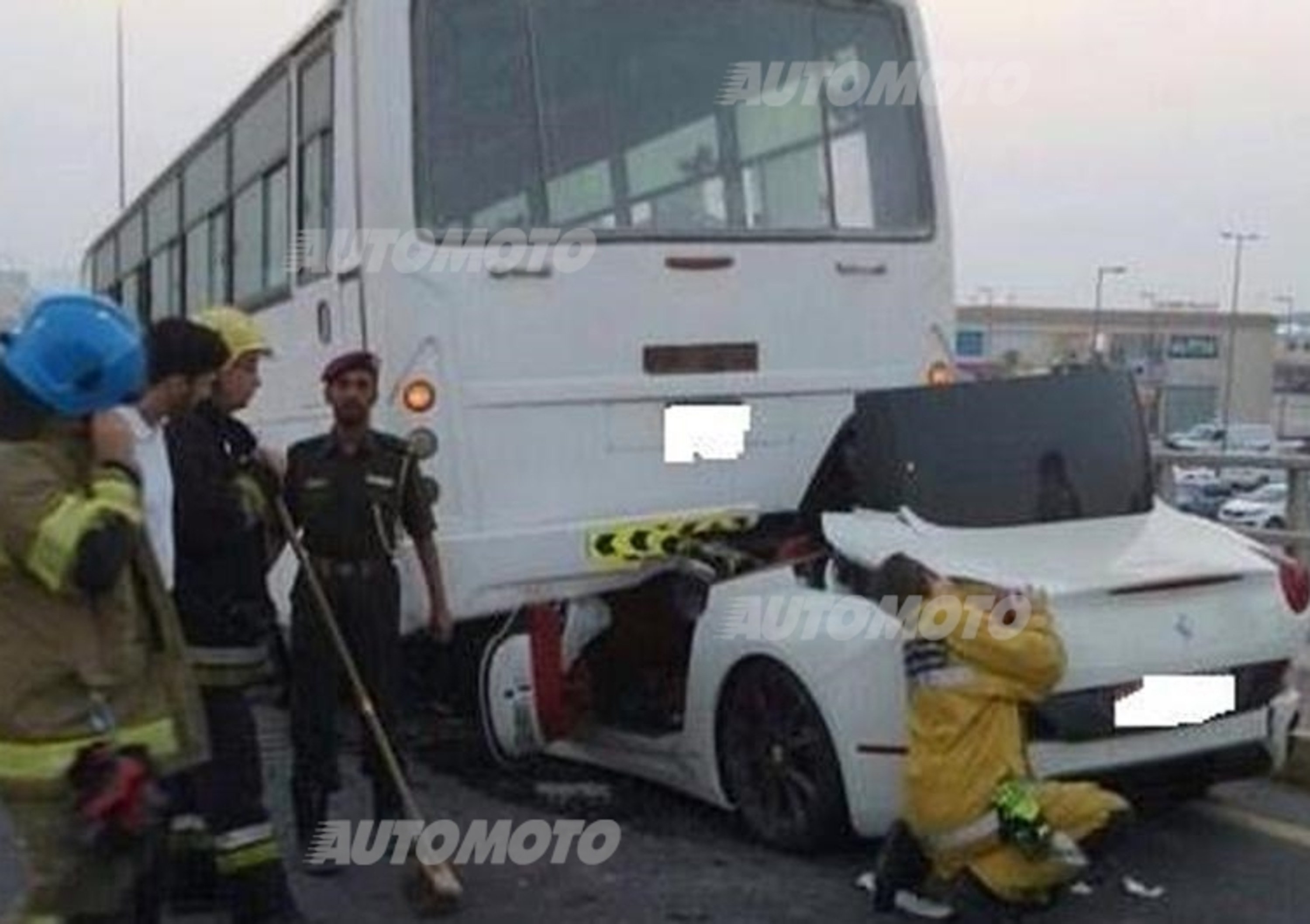 Una Ferrari California finisce sotto un autobus: illeso il conducente