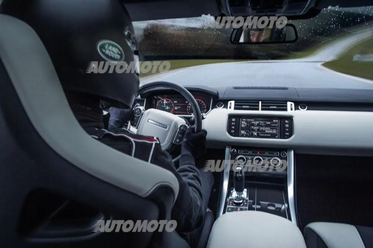 Range Rover Sport SVR: svelata definitivamente (23)