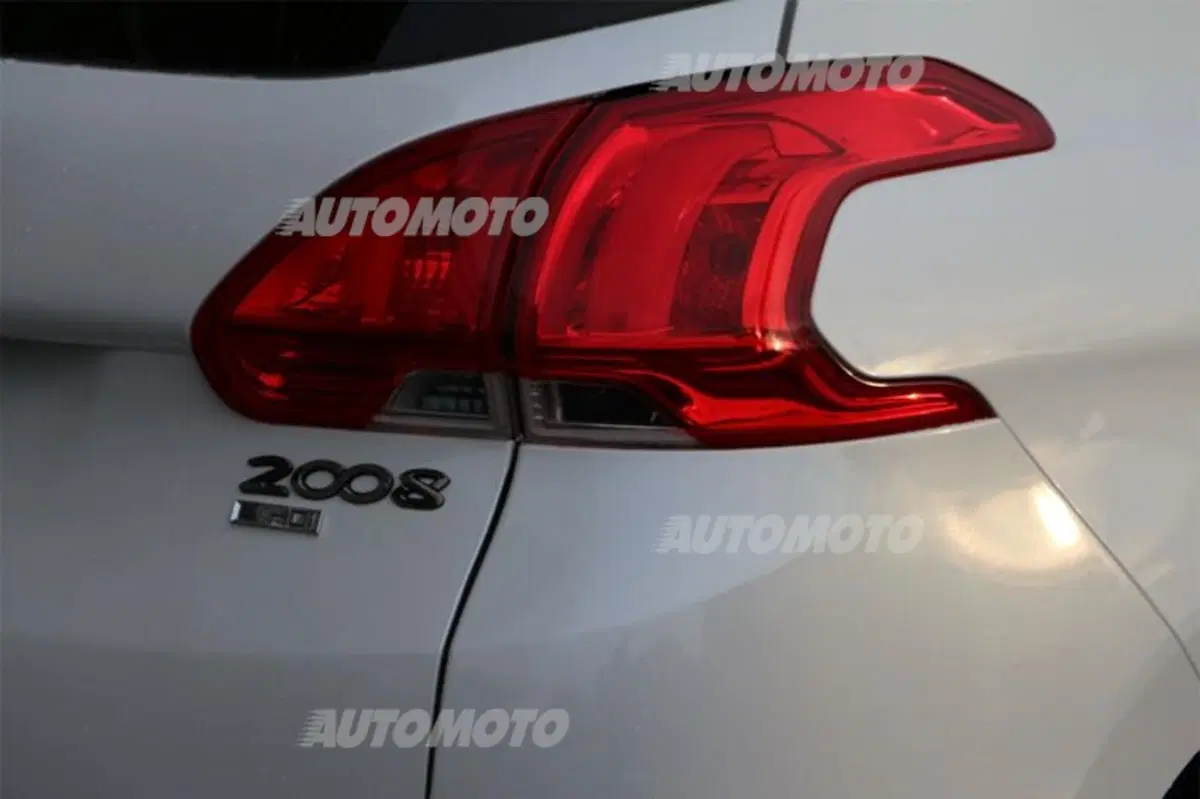 Peugeot 2008 1.6 e-HDi 115 CV (16)