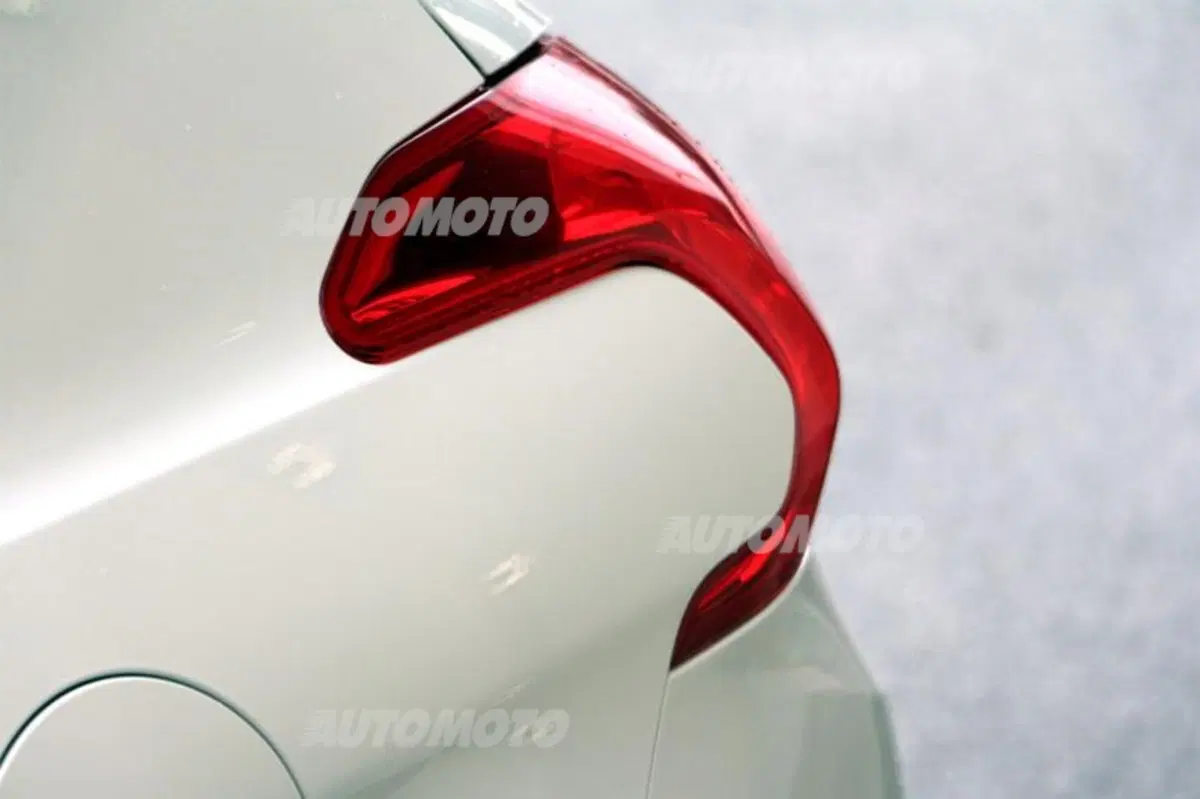 Peugeot 2008 1.6 e-HDi 115 CV (17)