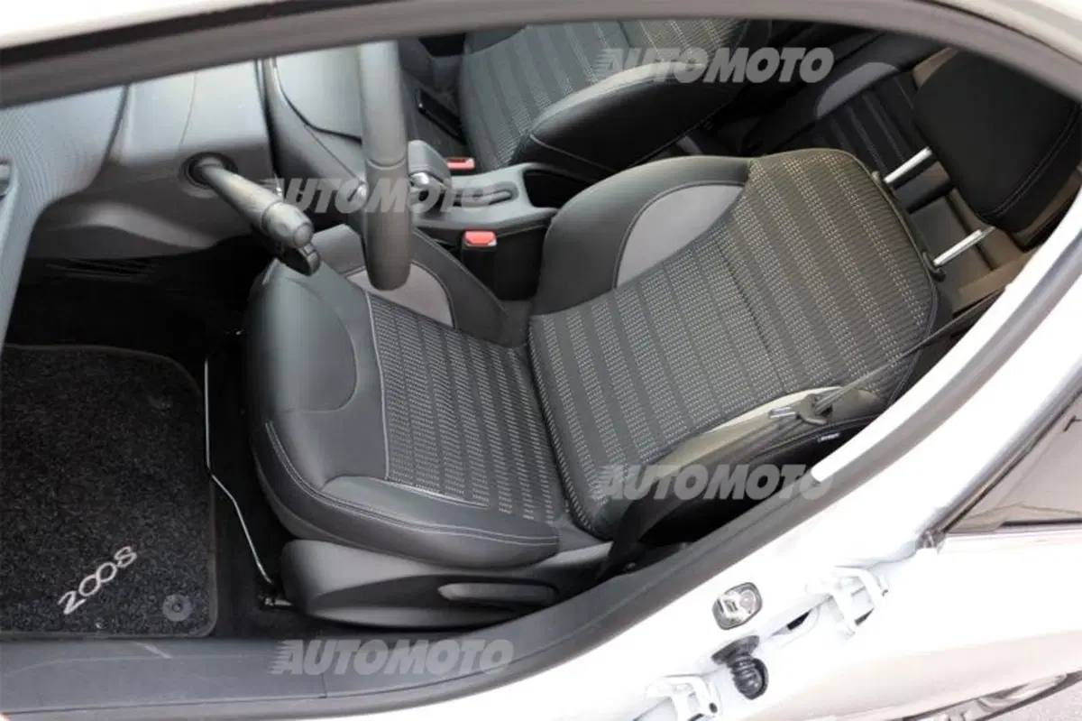 Peugeot 2008 1.6 e-HDi 115 CV (24)
