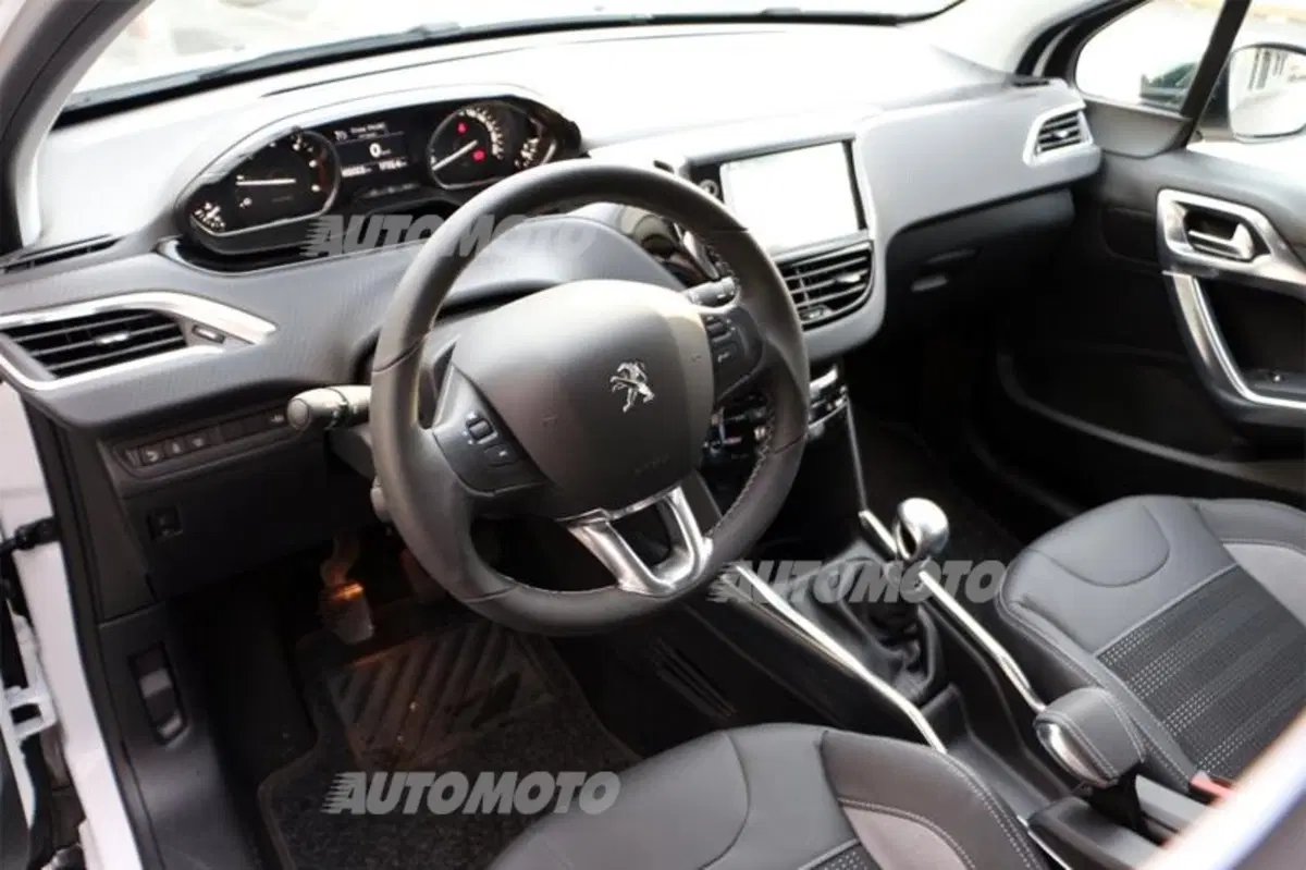 Peugeot 2008 1.6 e-HDi 115 CV (25)