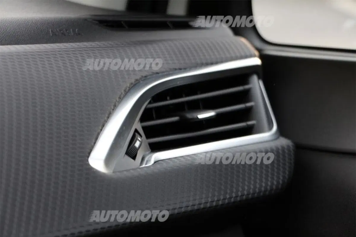 Peugeot 2008 1.6 e-HDi 115 CV (31)