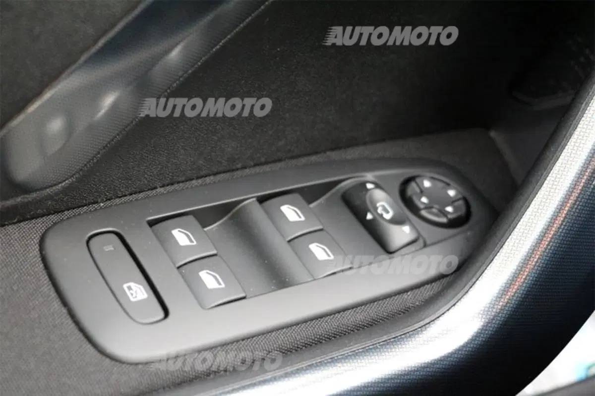 Peugeot 2008 1.6 e-HDi 115 CV (36)