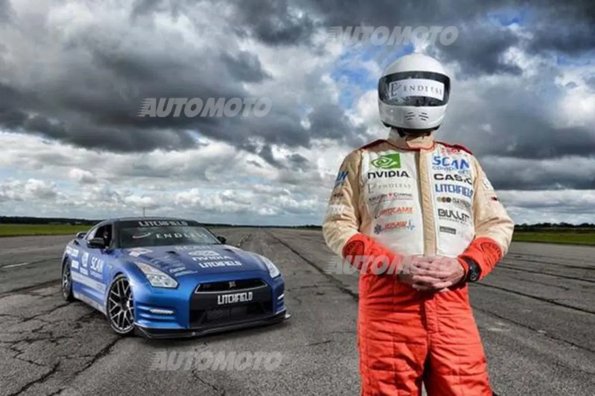 Nissan GT-R: record di velocità a 323 km/h. Ma il pilota è cieco