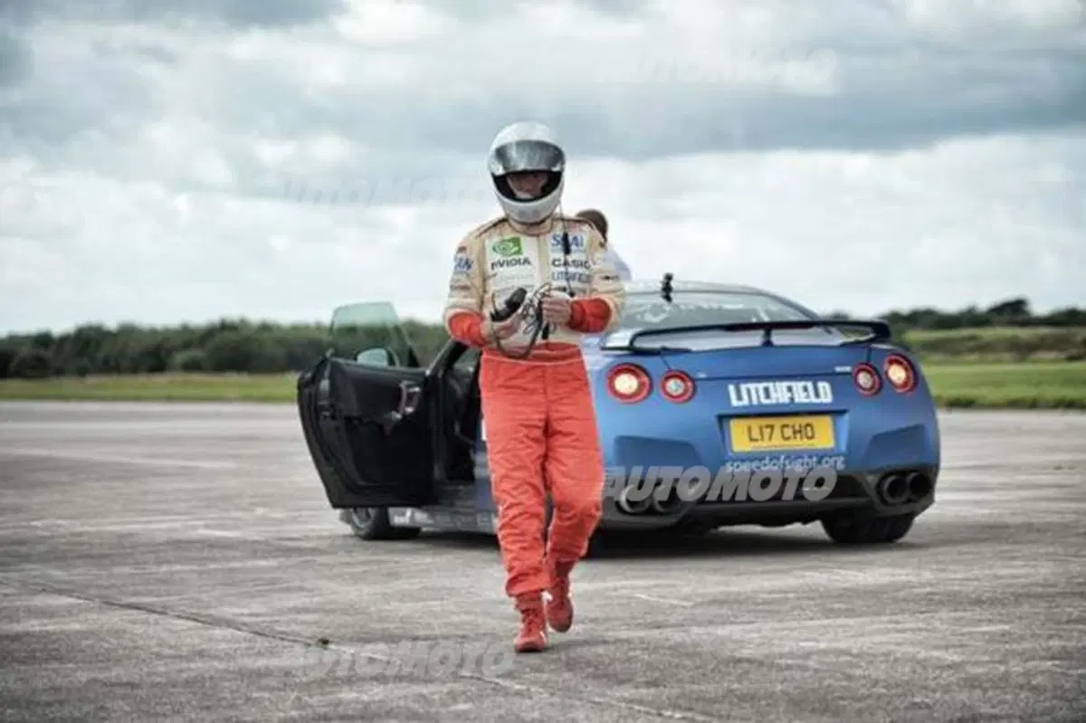 Nissan GT-R: record di velocità a 323 km/h. Ma il pilota è cieco (2)
