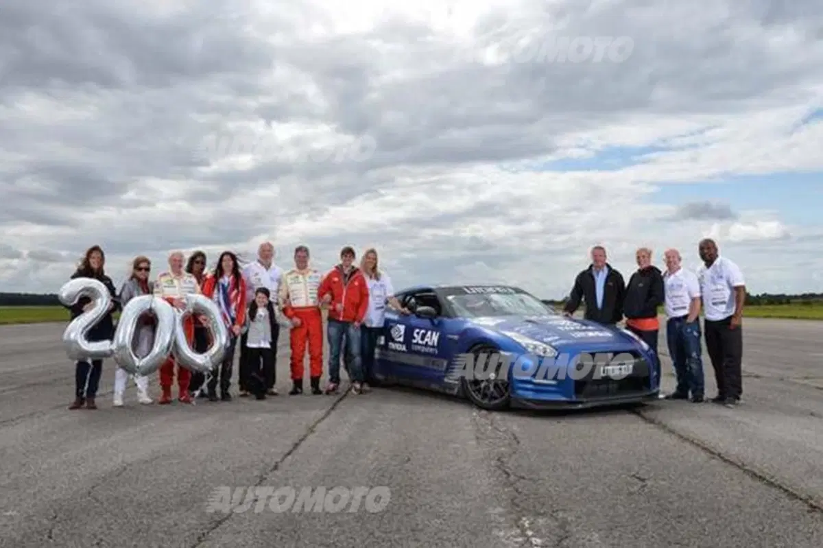 Nissan GT-R: record di velocità a 323 km/h. Ma il pilota è cieco (4)