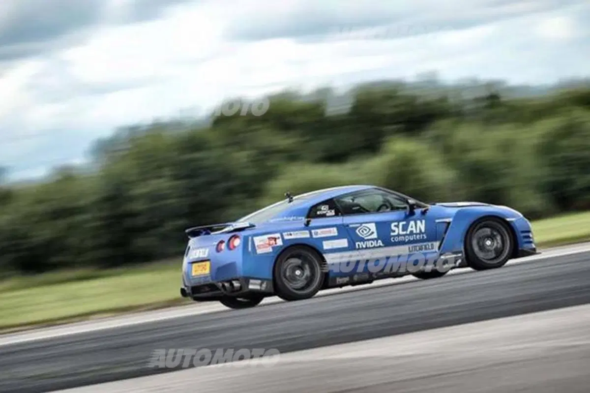 Nissan GT-R: record di velocità a 323 km/h. Ma il pilota è cieco (5)
