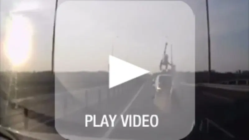 Incidente incredibile: si schianta e finisce in piedi sul tetto di un'auto [video]