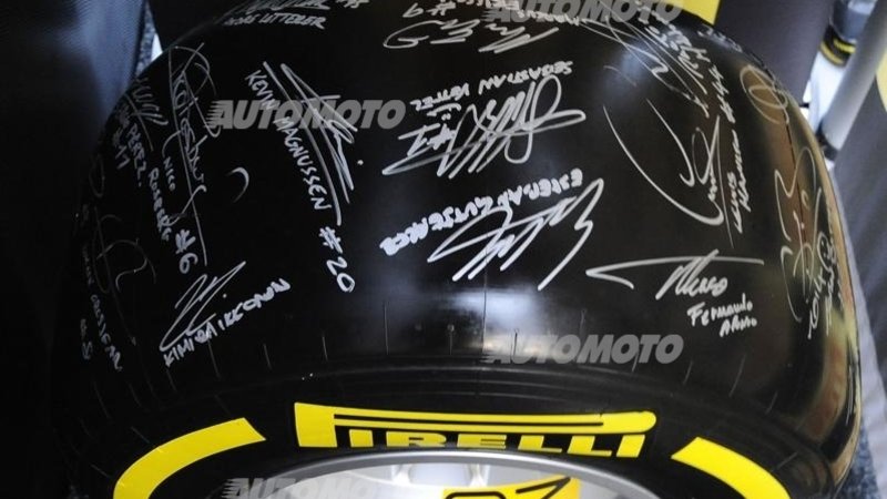 F1 2014: uno pneumatico Pirelli firmato dai piloti per la partita per la pace