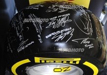 F1 2014: uno pneumatico Pirelli firmato dai piloti per la partita per la pace