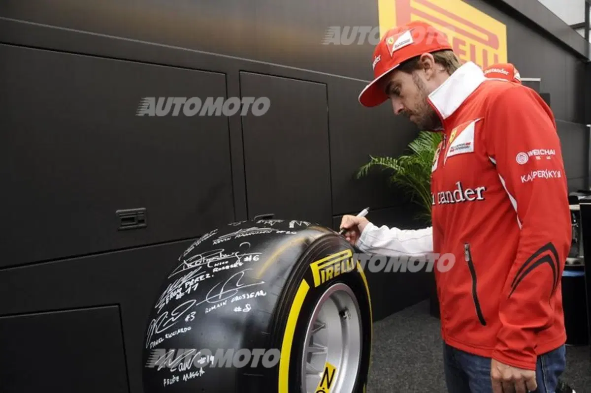 F1 2014: uno pneumatico Pirelli firmato dai piloti per la partita per la pace (3)