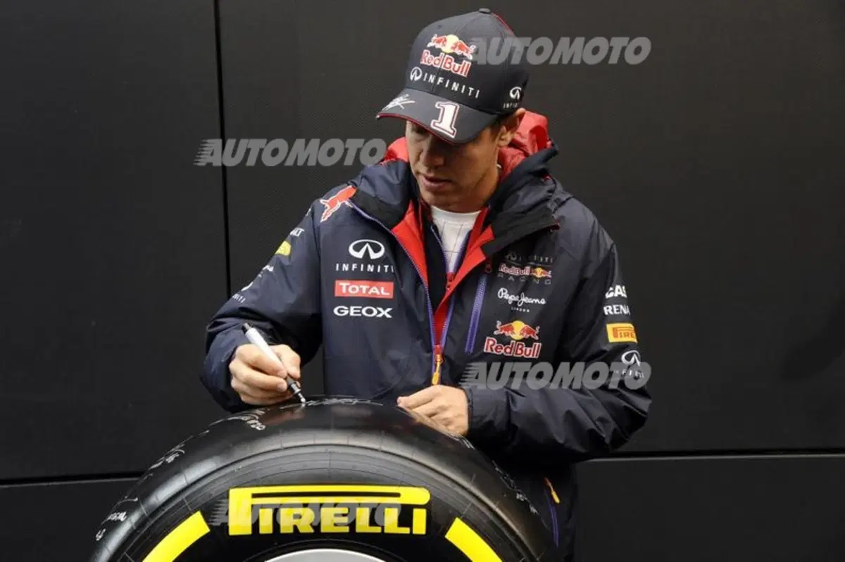 F1 2014: uno pneumatico Pirelli firmato dai piloti per la partita per la pace (4)