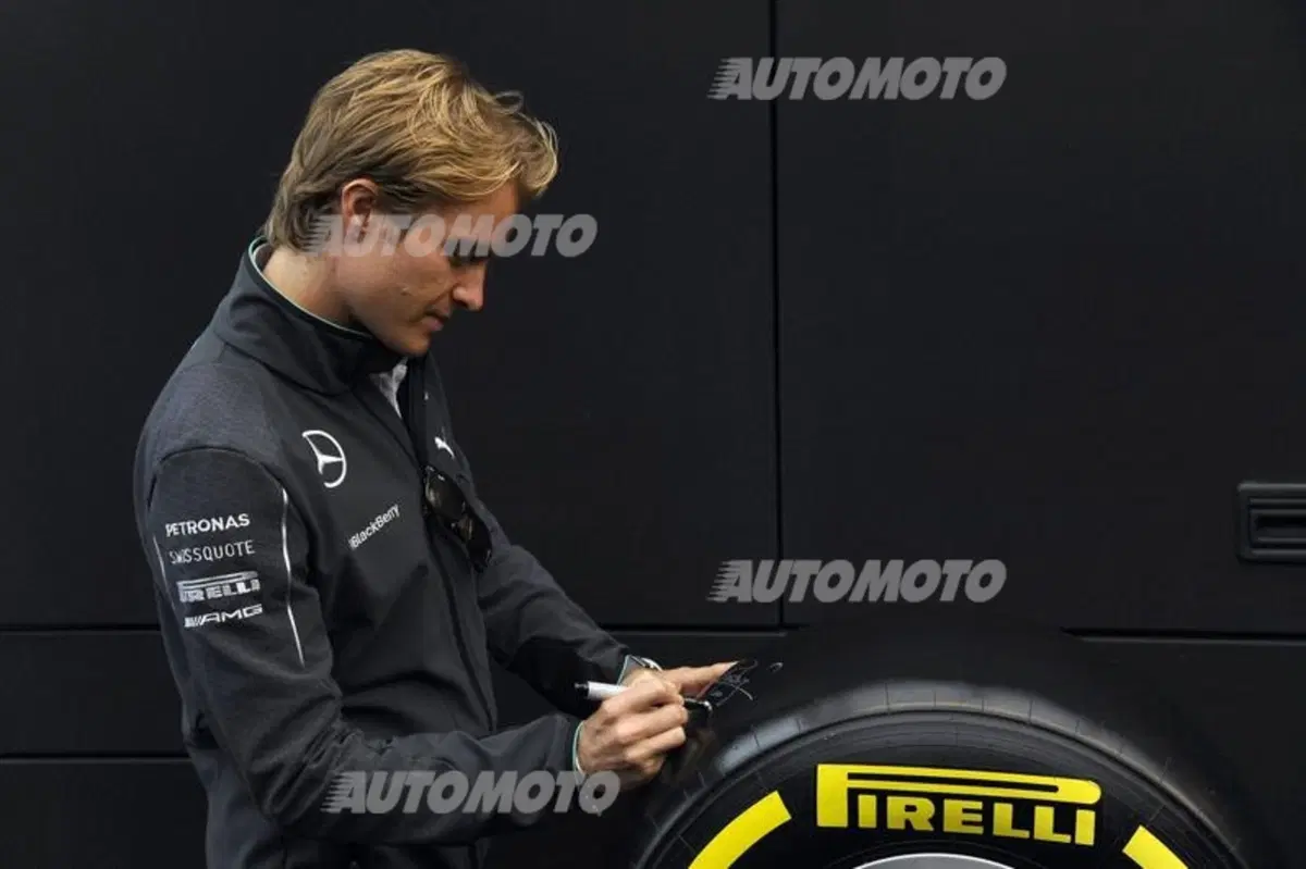 F1 2014: uno pneumatico Pirelli firmato dai piloti per la partita per la pace (5)