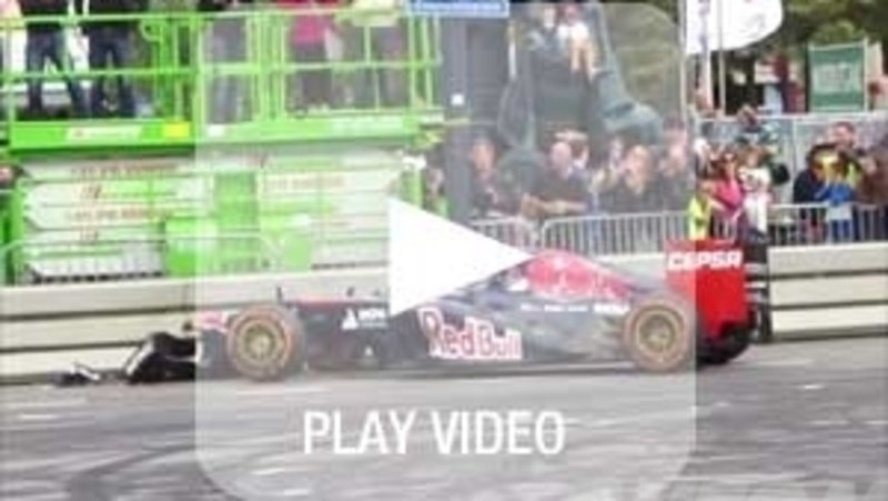 Verstappen, in F1 a 17 anni: incidente durante uno show per la Toro Rosso [video]