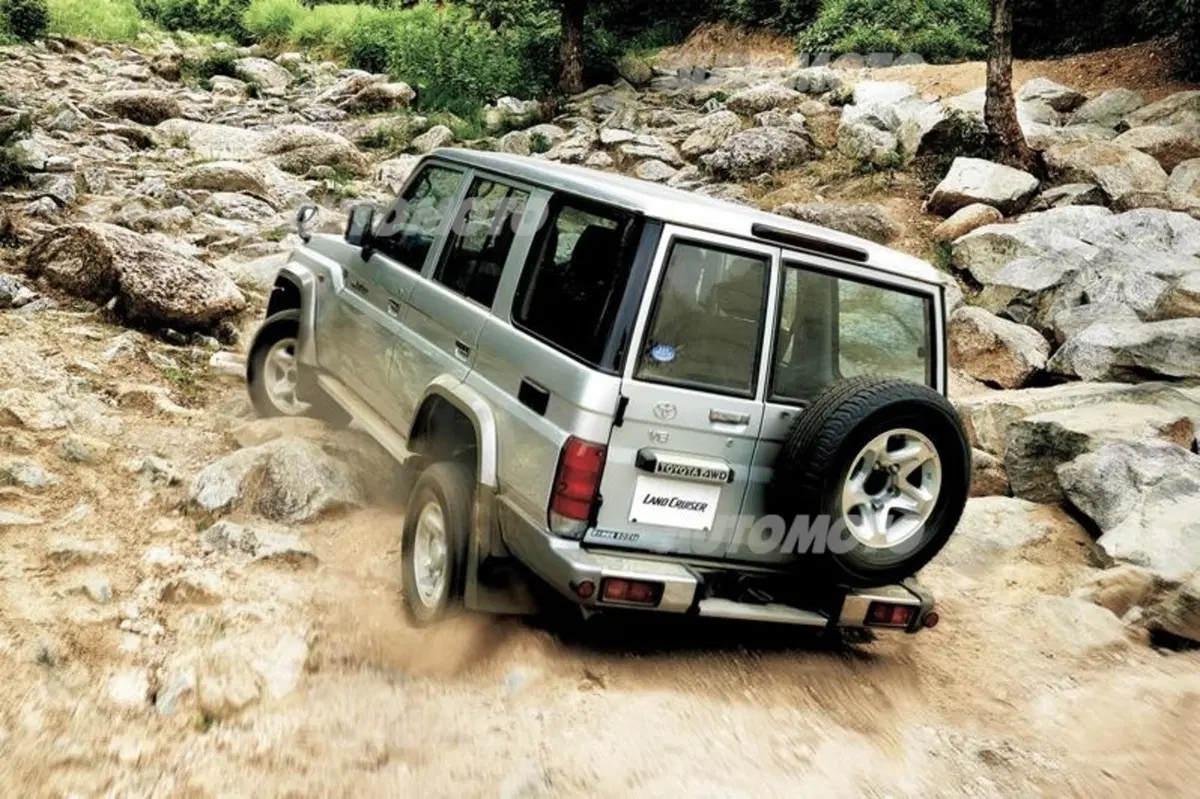 Toyota Land Cruiser 70: torna in produzione il leggendario modello del 1984 (4)