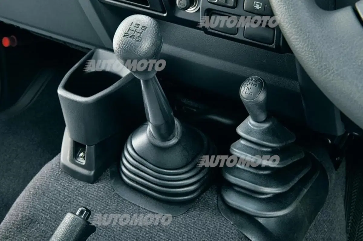 Toyota Land Cruiser 70: torna in produzione il leggendario modello del 1984 (16)