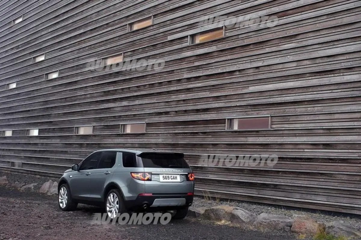 Nuova Land Rover Discovery Sport: prezzi, foto e video (18)