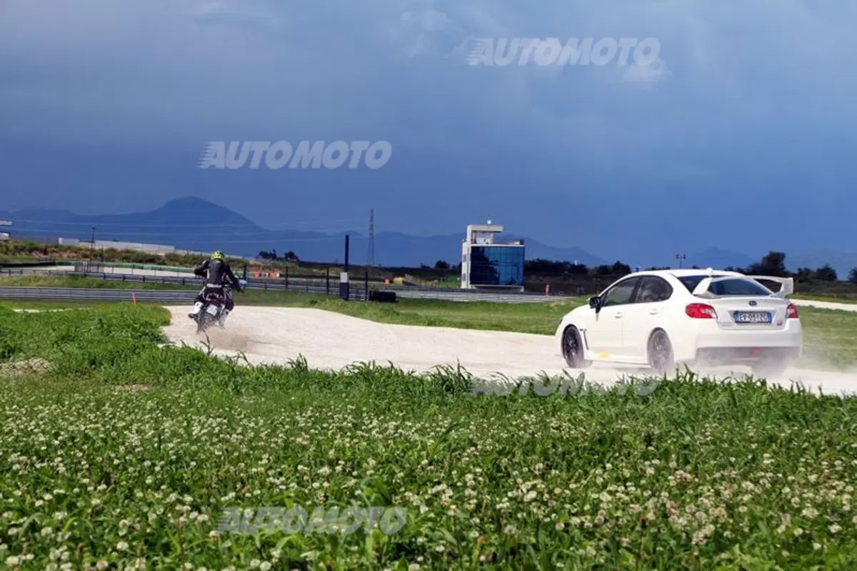 Subaru WRX STi feat Yamaha MT-09 Street Rally: la sfida in pista! (3)