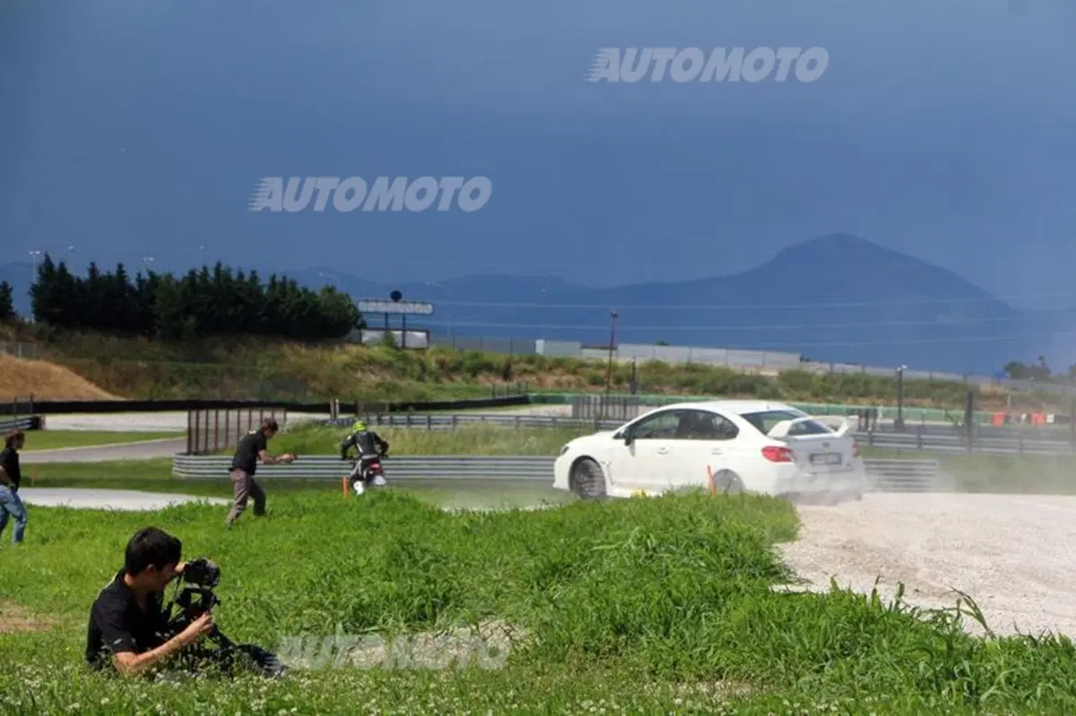 Subaru WRX STi feat Yamaha MT-09 Street Rally: la sfida in pista! (4)