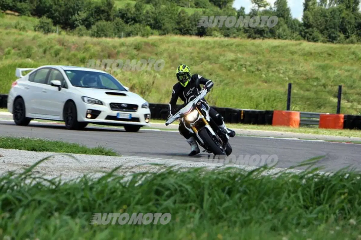 Subaru WRX STi feat Yamaha MT-09 Street Rally: la sfida in pista! (5)