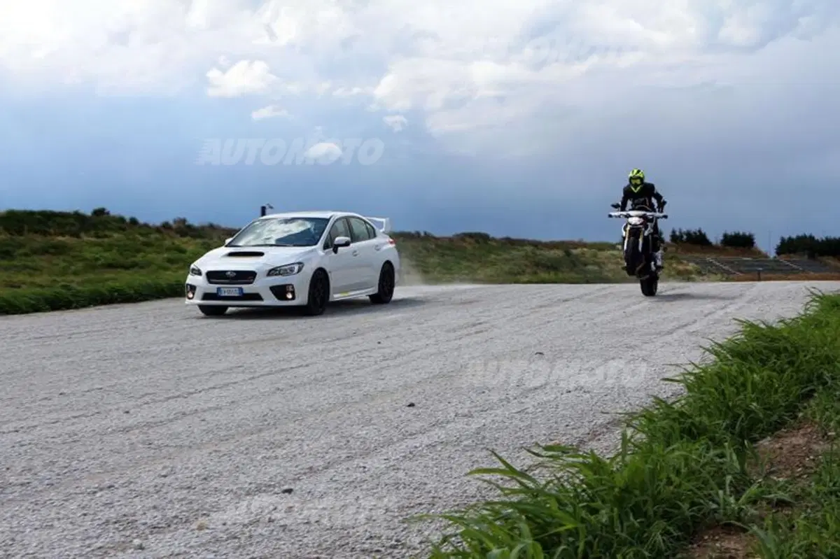 Subaru WRX STi feat Yamaha MT-09 Street Rally: la sfida in pista! (6)