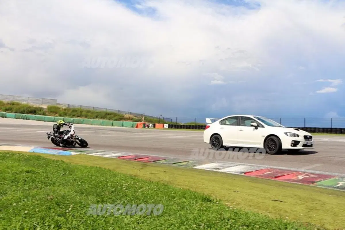 Subaru WRX STi feat Yamaha MT-09 Street Rally: la sfida in pista! (7)