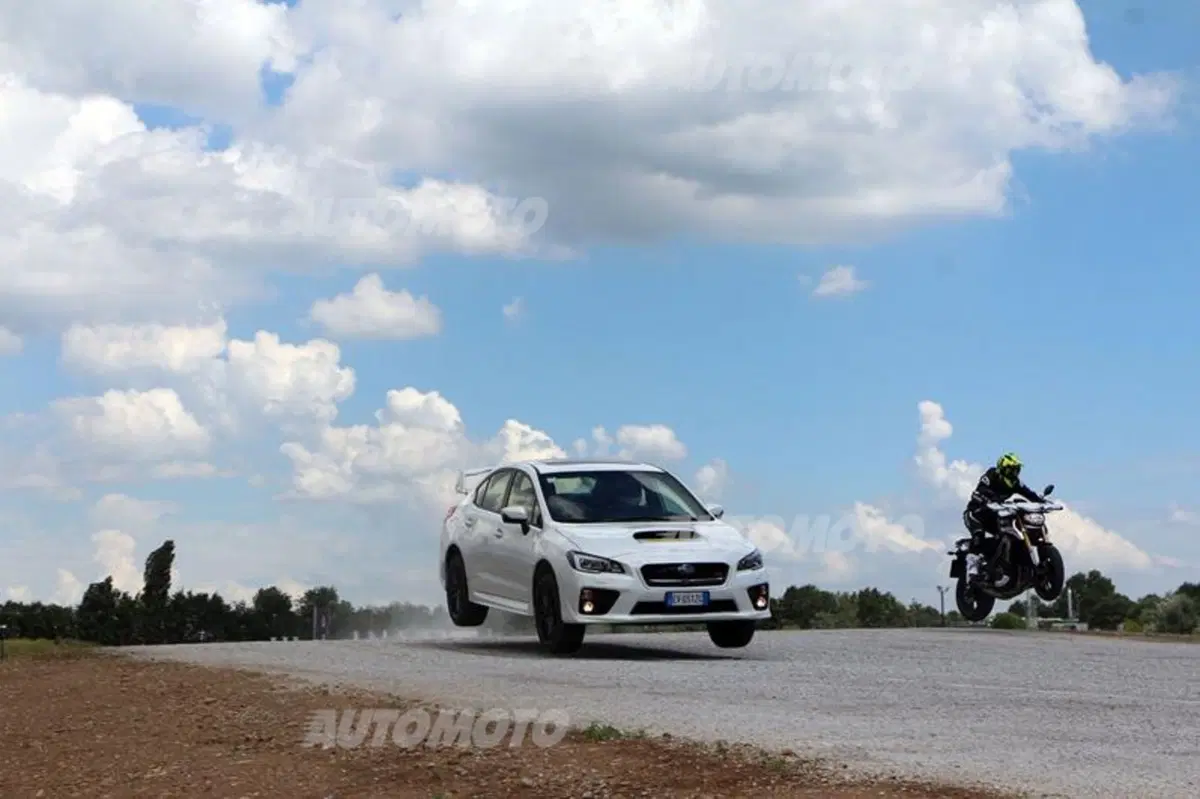 Subaru WRX STi feat Yamaha MT-09 Street Rally: la sfida in pista! (8)