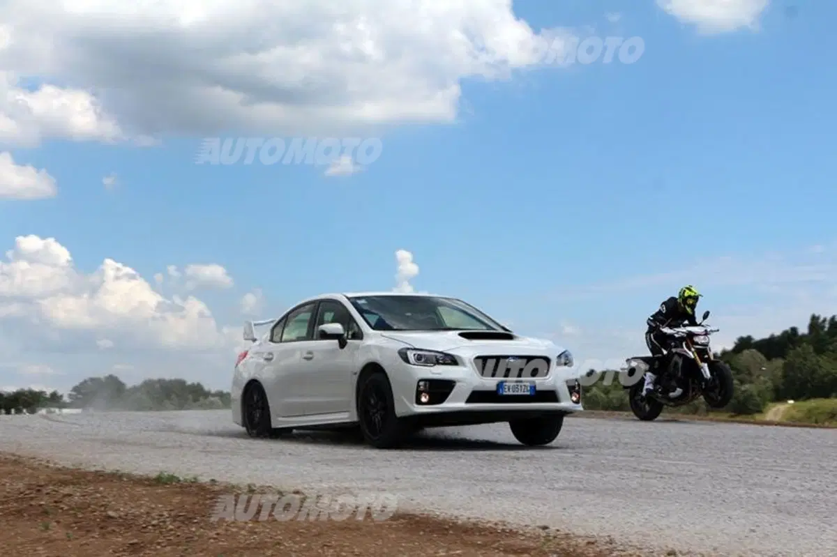 Subaru WRX STi feat Yamaha MT-09 Street Rally: la sfida in pista! (9)