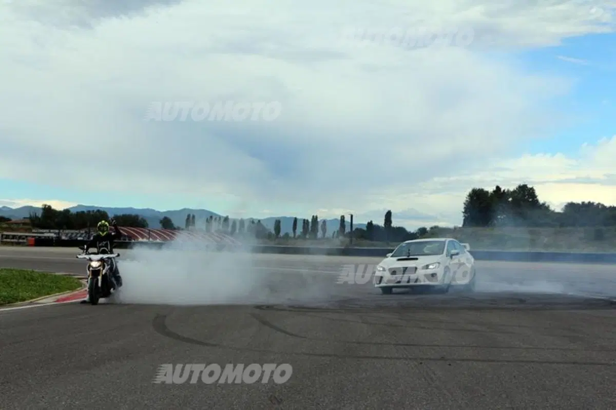 Subaru WRX STi feat Yamaha MT-09 Street Rally: la sfida in pista! (10)