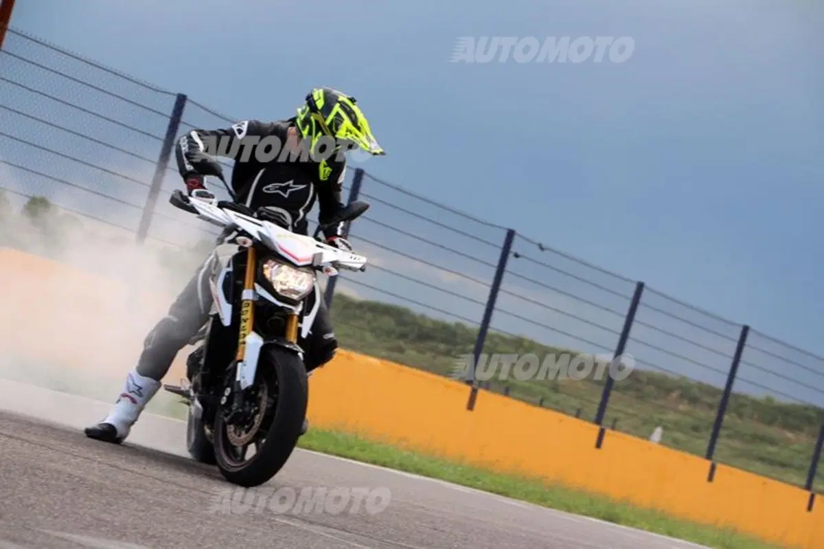 Subaru WRX STi feat Yamaha MT-09 Street Rally: la sfida in pista! (11)