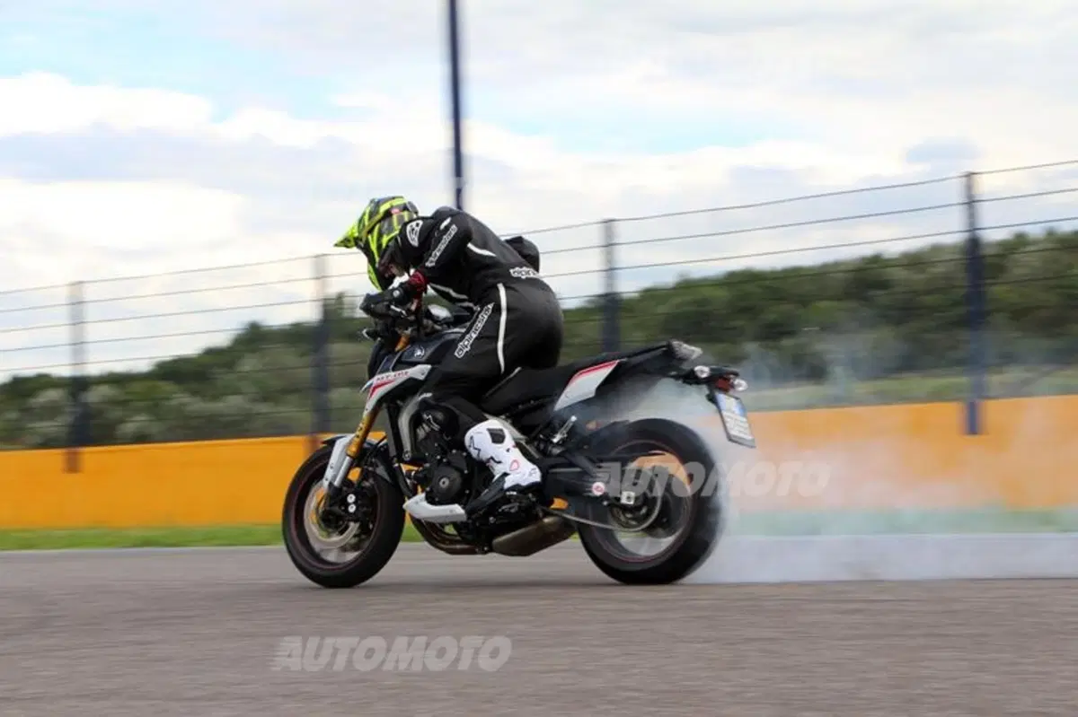 Subaru WRX STi feat Yamaha MT-09 Street Rally: la sfida in pista! (12)