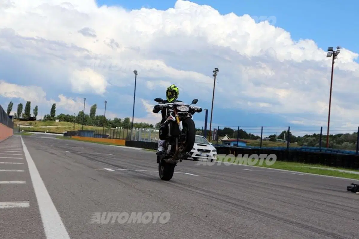Subaru WRX STi feat Yamaha MT-09 Street Rally: la sfida in pista! (13)