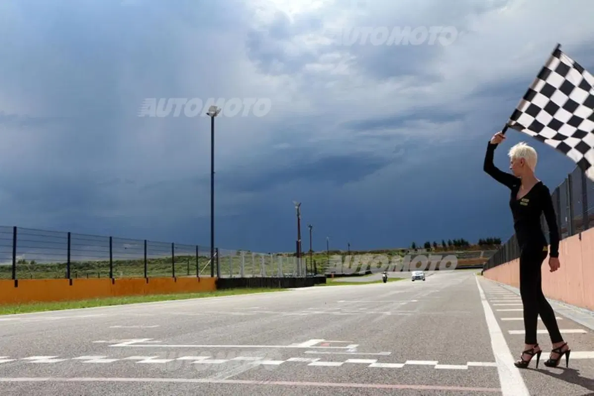 Subaru WRX STi feat Yamaha MT-09 Street Rally: la sfida in pista! (15)