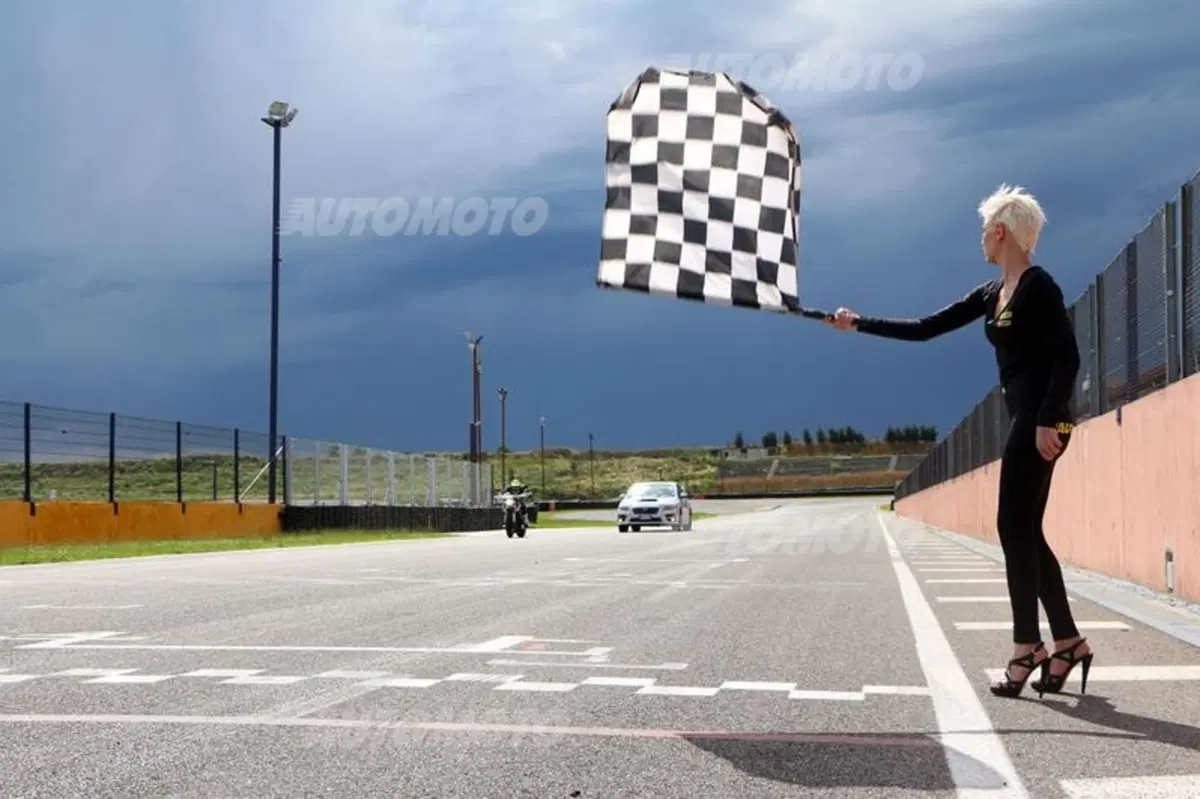 Subaru WRX STi feat Yamaha MT-09 Street Rally: la sfida in pista! (16)
