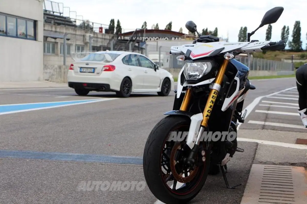 Subaru WRX STi feat Yamaha MT-09 Street Rally: la sfida in pista! (19)