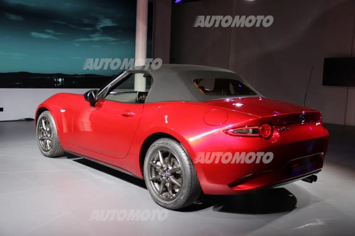 Rice: «Il design della nuova MX-5 esprime la sua fenomenale agilità su strada» (8)