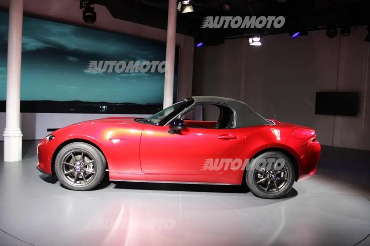 Rice: «Il design della nuova MX-5 esprime la sua fenomenale agilità su strada» (10)