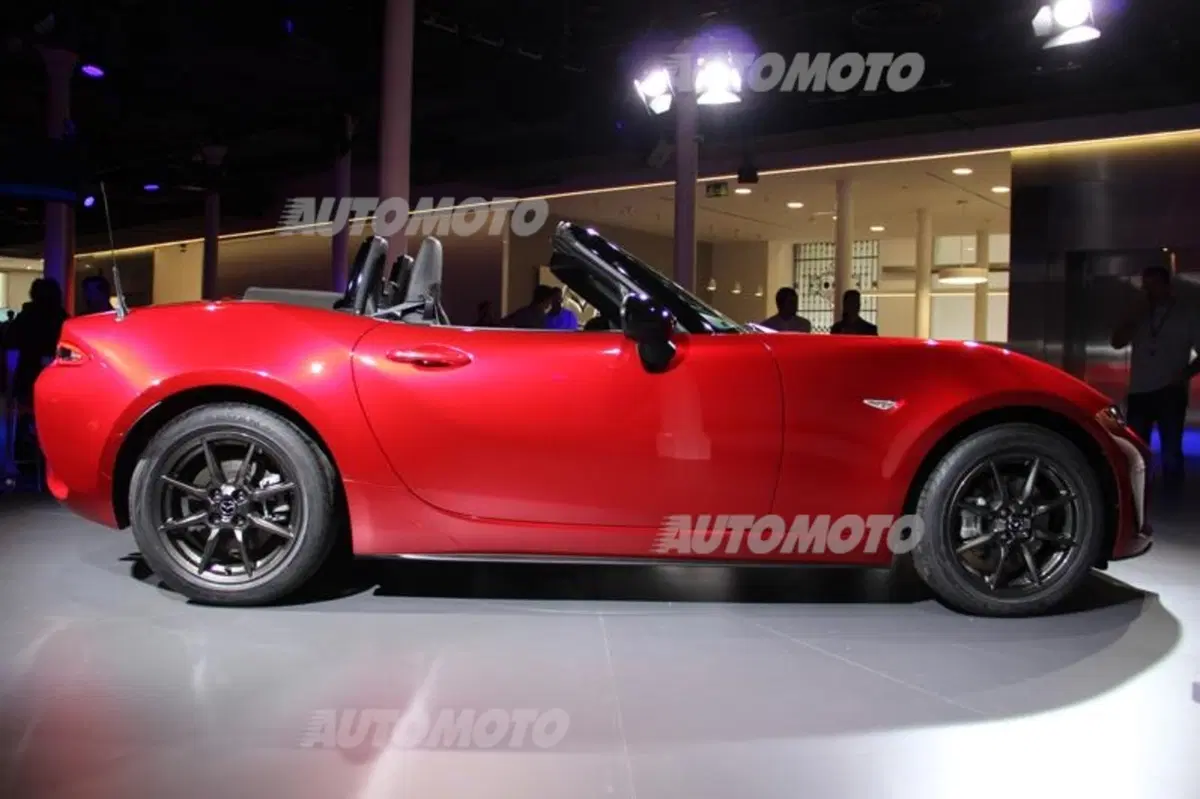 Rice: «Il design della nuova MX-5 esprime la sua fenomenale agilità su strada» (11)