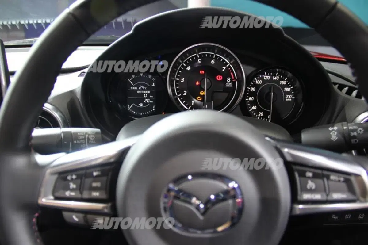 Rice: «Il design della nuova MX-5 esprime la sua fenomenale agilità su strada» (15)