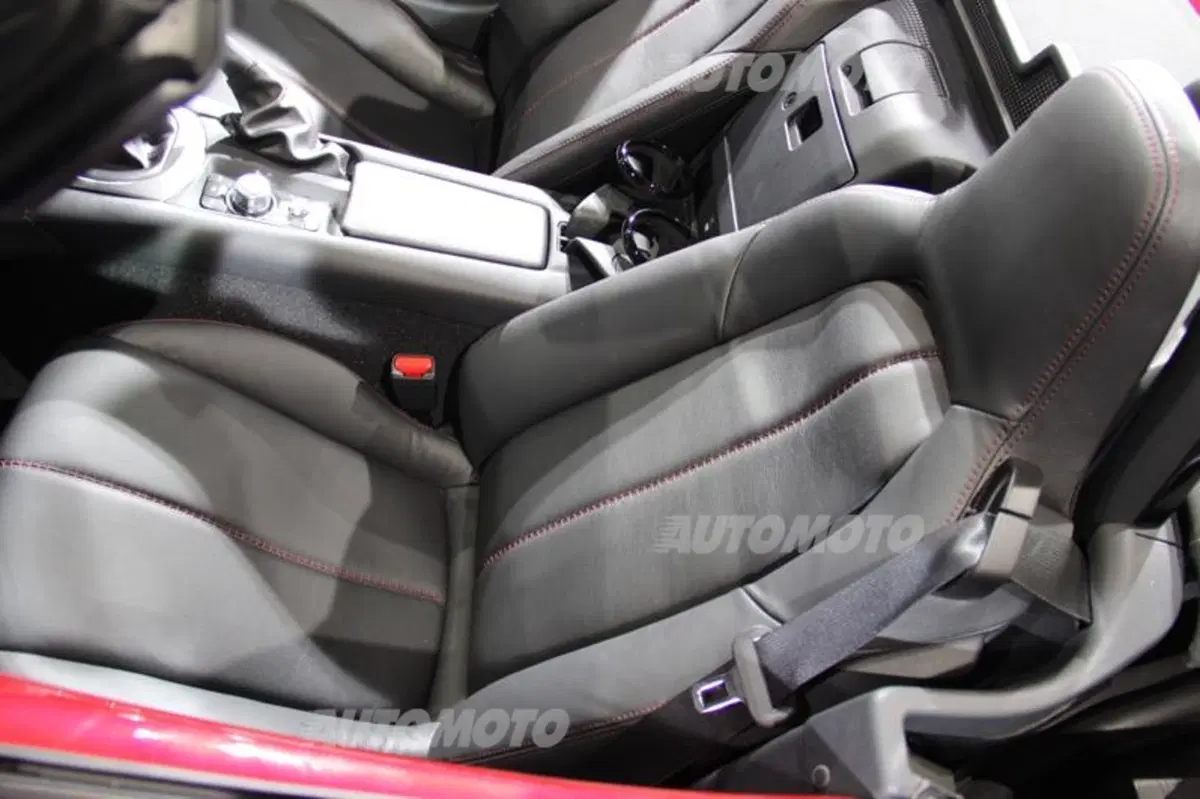 Rice: «Il design della nuova MX-5 esprime la sua fenomenale agilità su strada» (22)