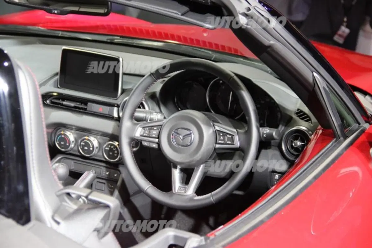Rice: «Il design della nuova MX-5 esprime la sua fenomenale agilità su strada» (24)