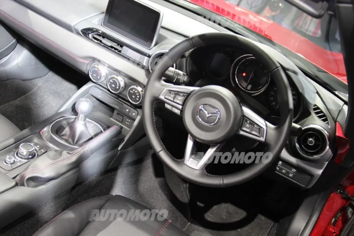 Rice: «Il design della nuova MX-5 esprime la sua fenomenale agilità su strada» (25)