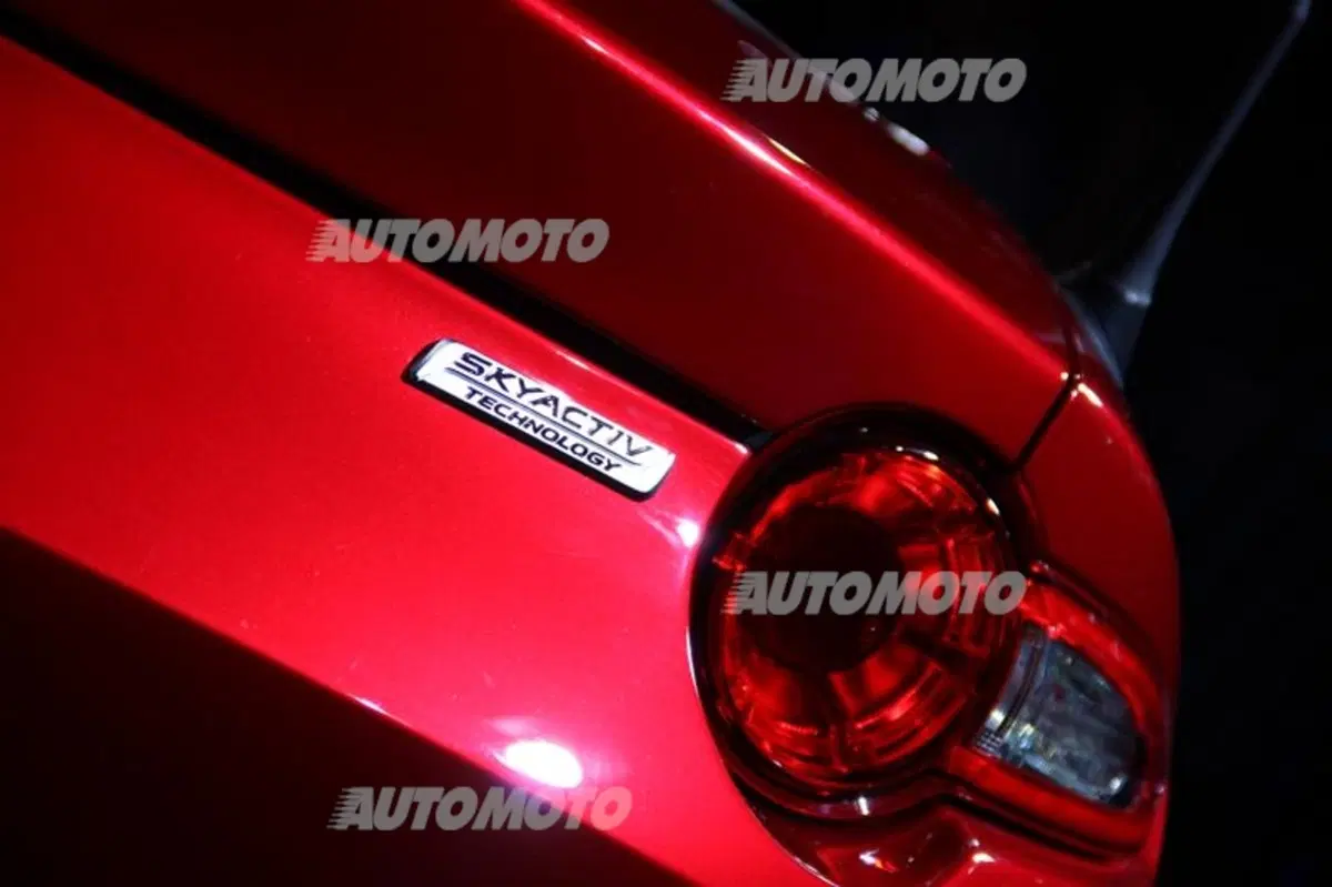 Rice: «Il design della nuova MX-5 esprime la sua fenomenale agilità su strada» (35)