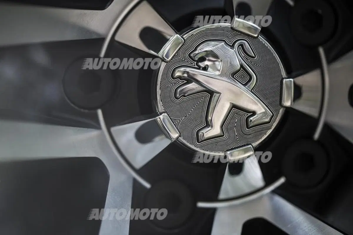 Peugeot Exalt: a Parigi una nuova variante della concept del Leone (13)