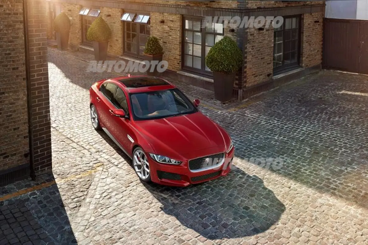 Jaguar XE: prime foto ufficiali. Costa 37.750 euro (4)
